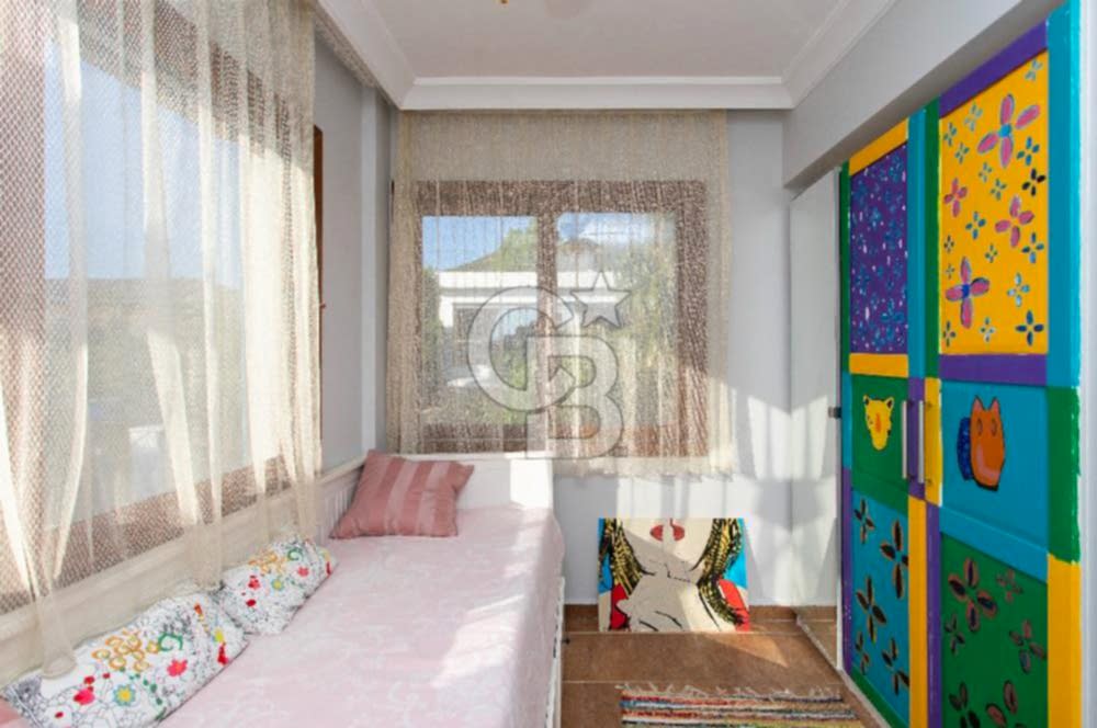 Foça İsmetpaşa'da Satılık Havuzlu Müstakil Villa