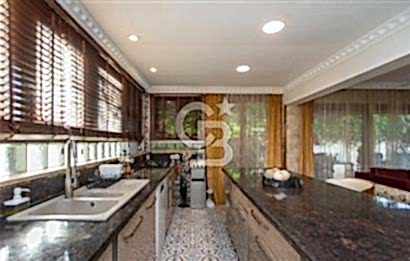 Foça İsmetpaşa'da Satılık Havuzlu Müstakil Villa