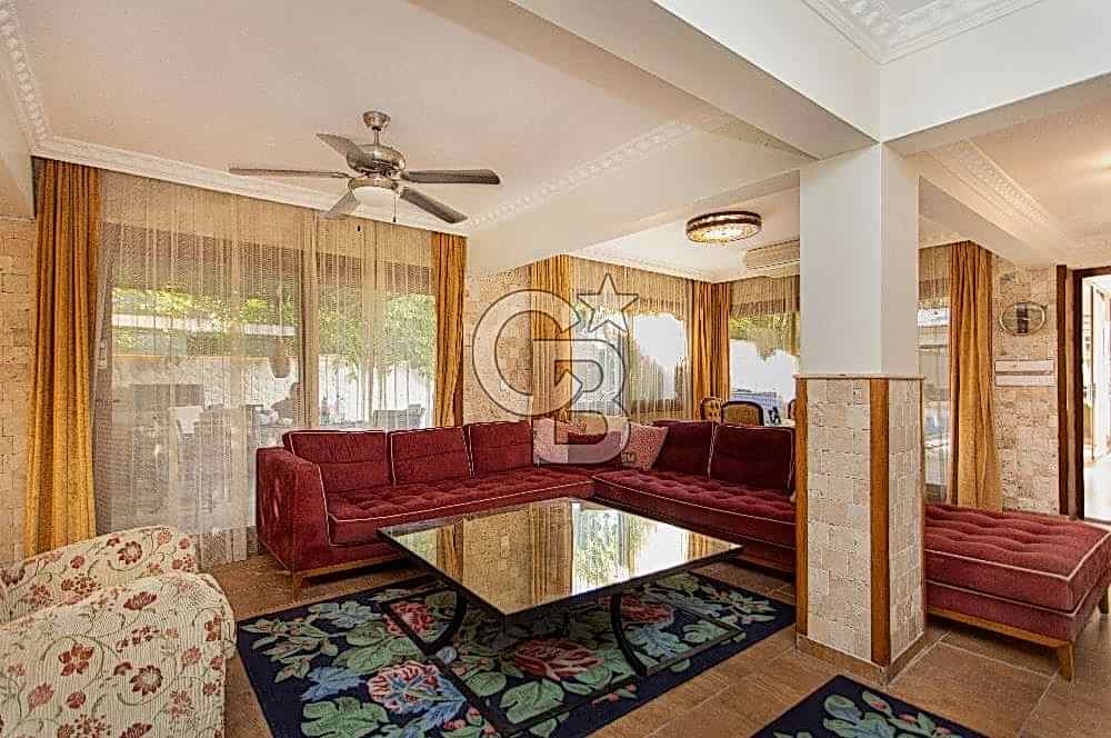 Foça İsmetpaşa'da Satılık Havuzlu Müstakil Villa