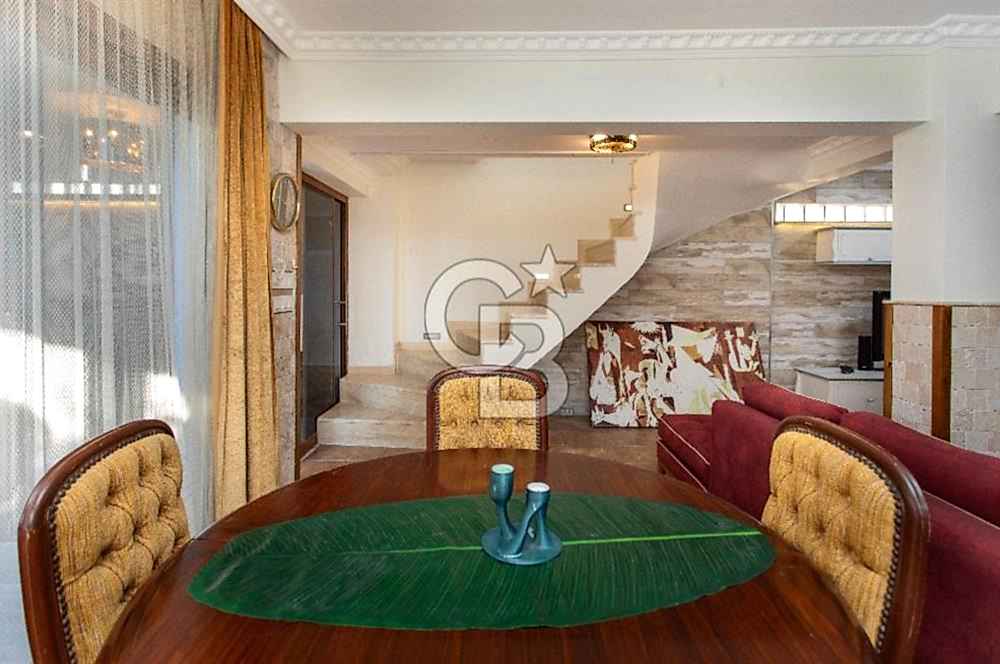 Foça İsmetpaşa'da Satılık Havuzlu Müstakil Villa