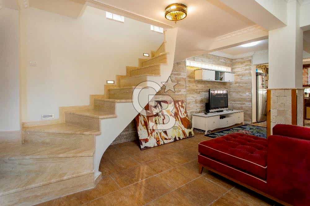 Foça İsmetpaşa'da Satılık Havuzlu Müstakil Villa