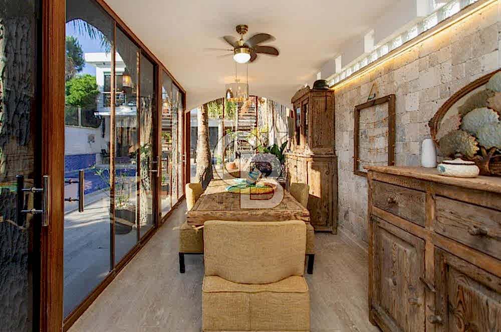 Foça İsmetpaşa'da Satılık Havuzlu Müstakil Villa