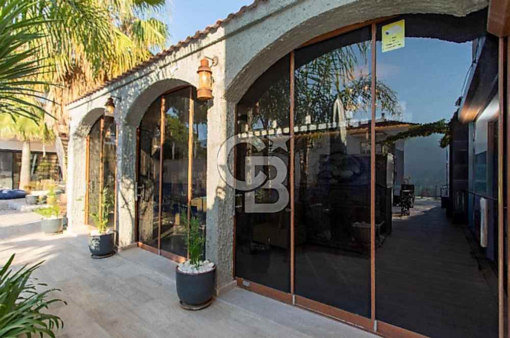 Foça İsmetpaşa'da Satılık Havuzlu Müstakil Villa