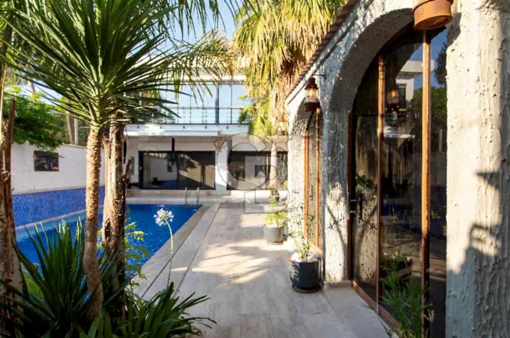 Foça İsmetpaşa'da Satılık Havuzlu Müstakil Villa