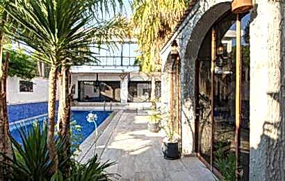 Foça İsmetpaşa'da Satılık Havuzlu Müstakil Villa