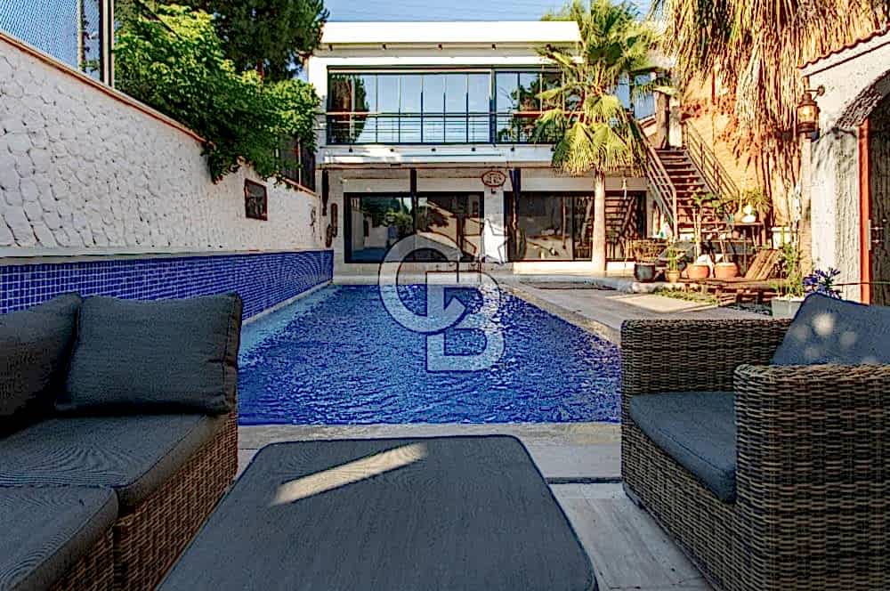 Foça İsmetpaşa'da Satılık Havuzlu Müstakil Villa