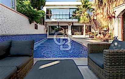 Foça İsmetpaşa'da Satılık Havuzlu Müstakil Villa