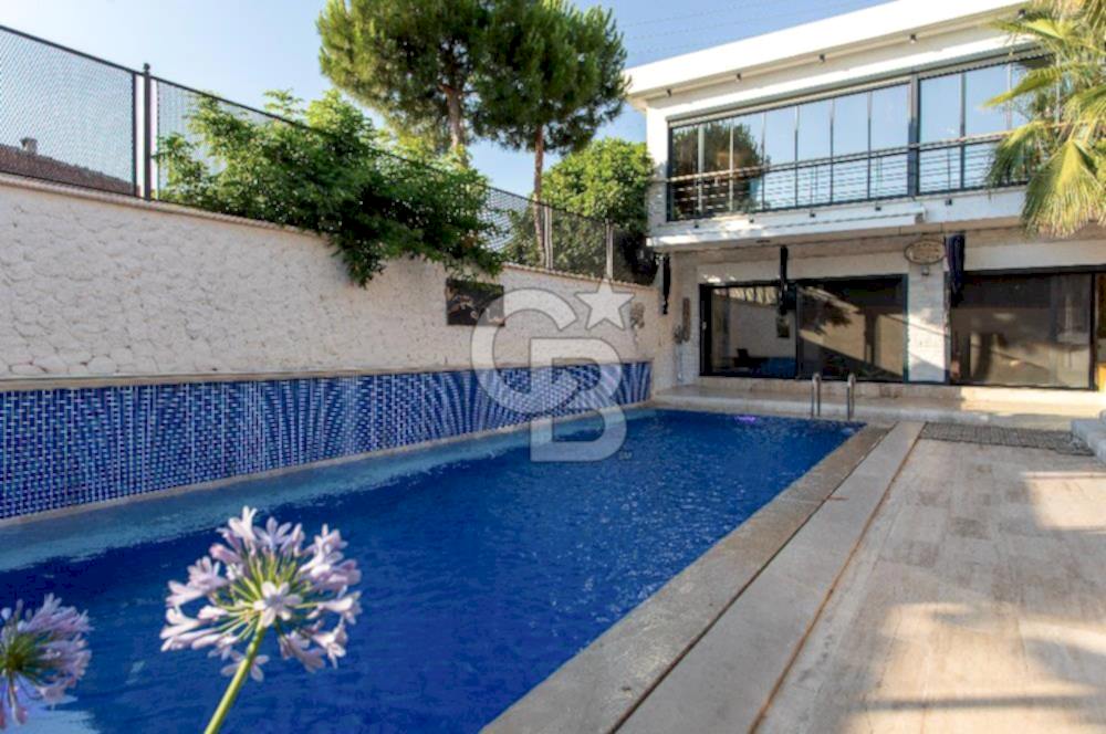 Foça İsmetpaşa'da Satılık Havuzlu Müstakil Villa