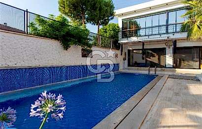 Foça İsmetpaşa'da Satılık Havuzlu Müstakil Villa