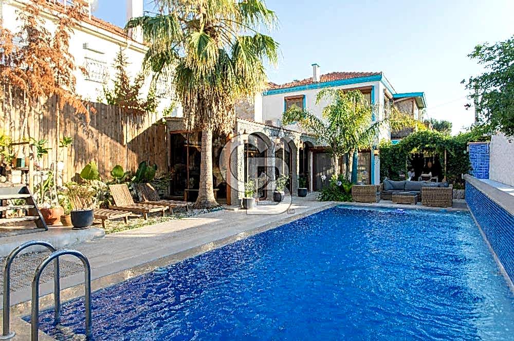 Foça İsmetpaşa'da Satılık Havuzlu Müstakil Villa