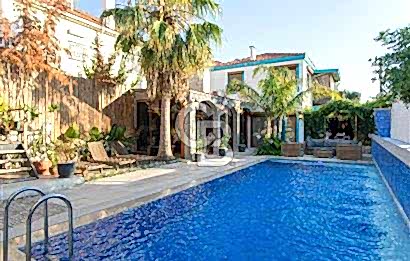 Foça İsmetpaşa'da Satılık Havuzlu Müstakil Villa