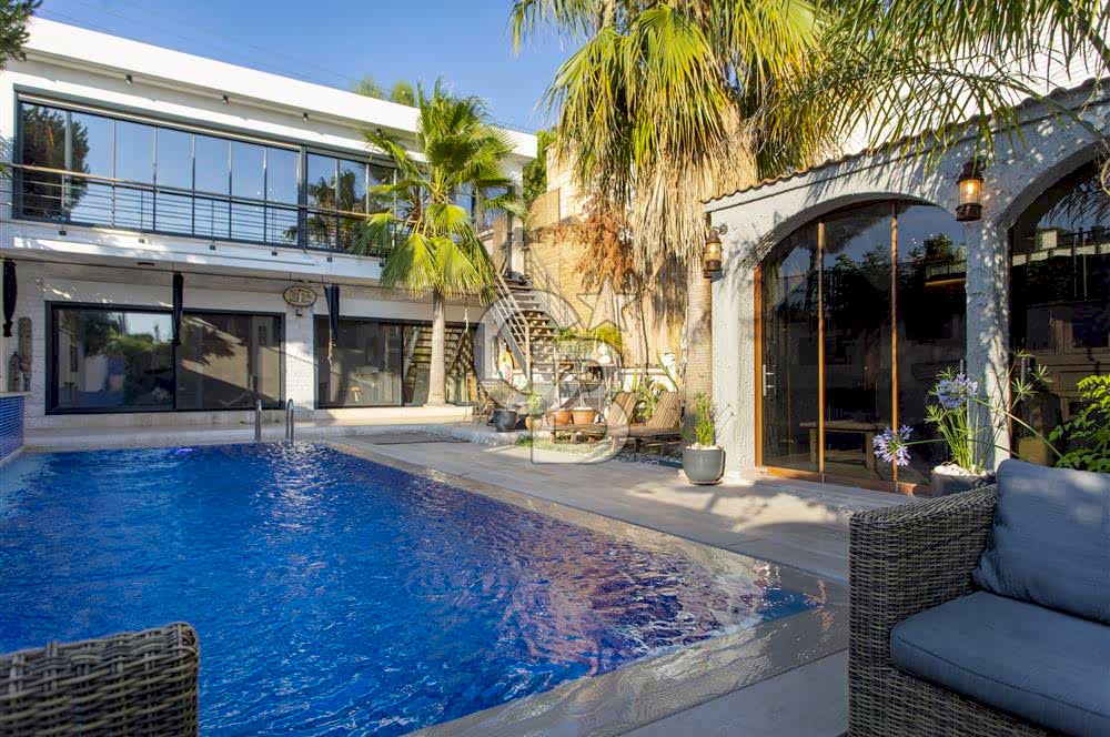 Foça İsmetpaşa'da Satılık Havuzlu Müstakil Villa