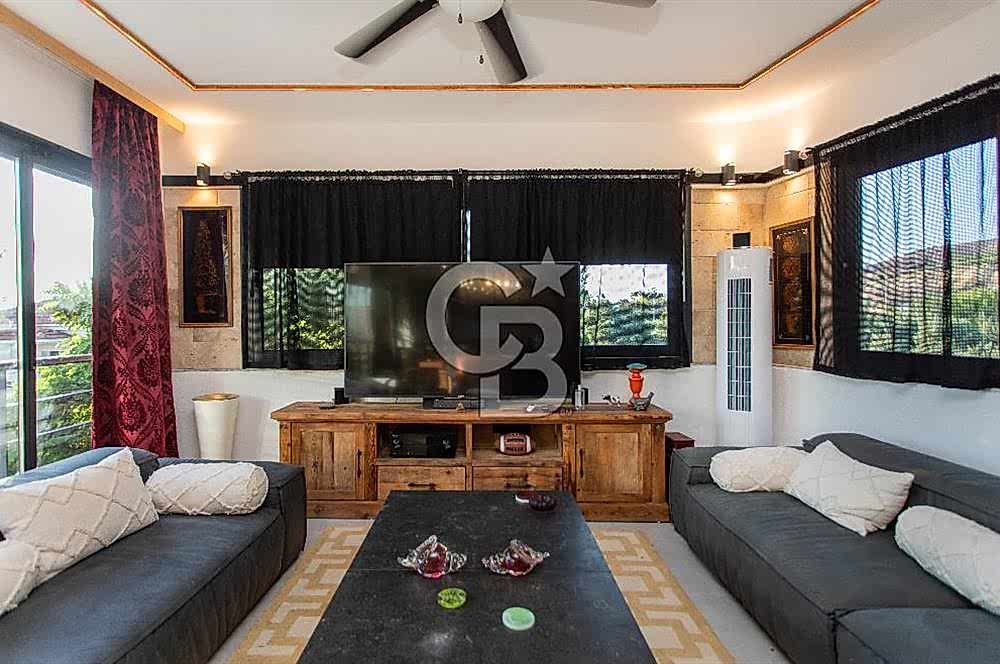 Foça İsmetpaşa'da Satılık Havuzlu Müstakil Villa