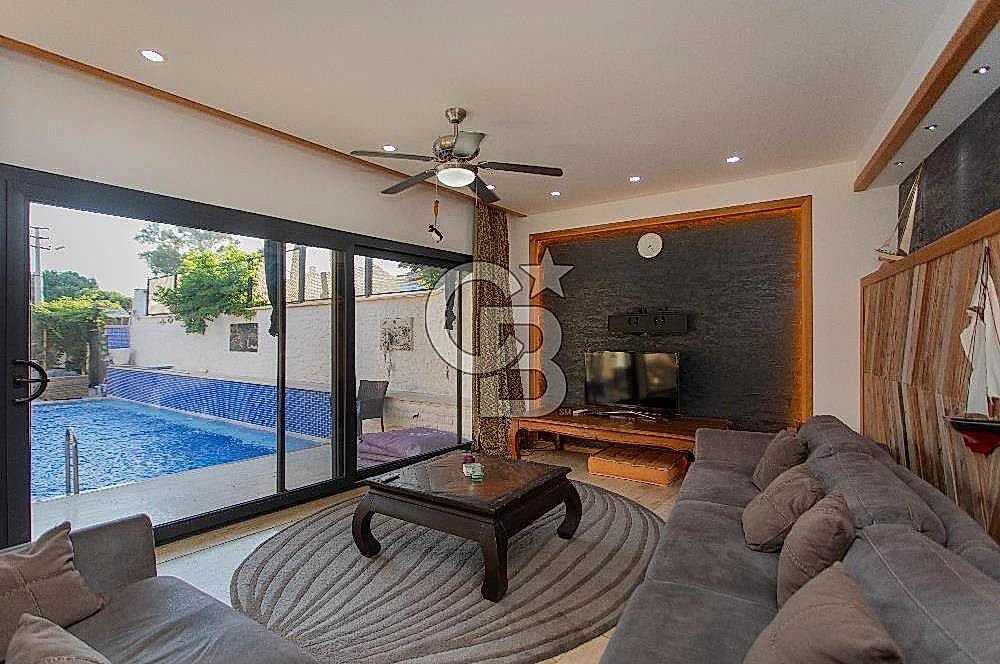 Foça İsmetpaşa'da Satılık Havuzlu Müstakil Villa