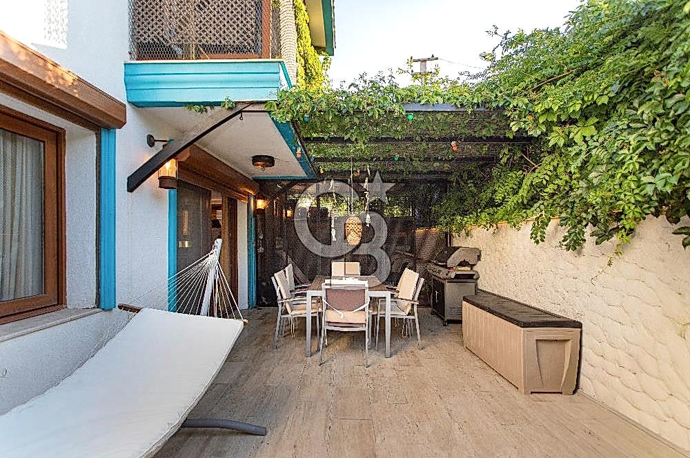 Foça İsmetpaşa'da Satılık Havuzlu Müstakil Villa