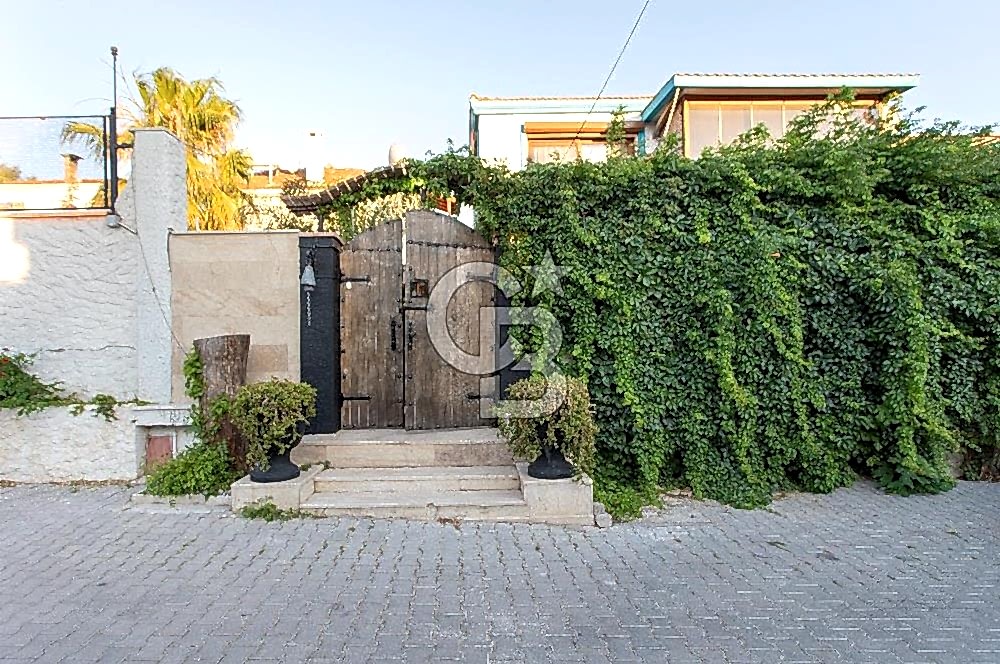 Foça İsmetpaşa'da Satılık Havuzlu Müstakil Villa