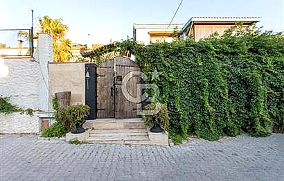 Foça İsmetpaşa'da Satılık Havuzlu Müstakil Villa