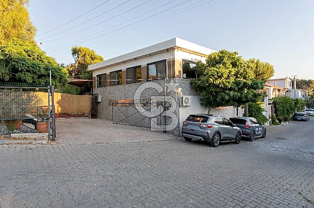 Foça İsmetpaşa'da Satılık Havuzlu Müstakil Villa
