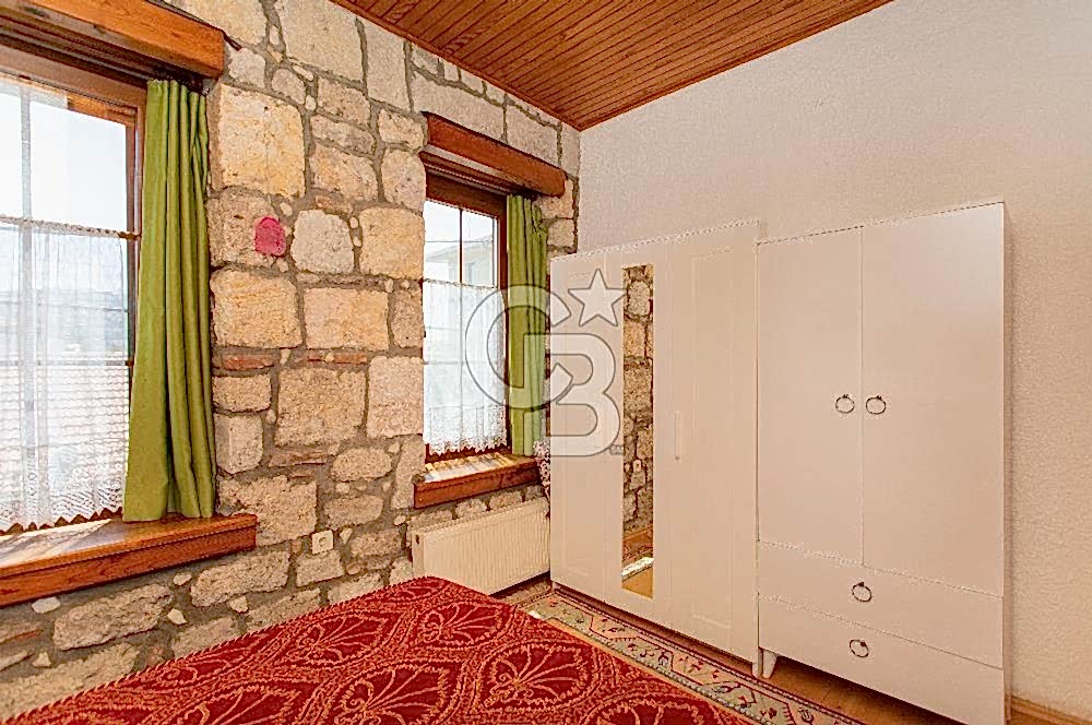 Foça'da Satılık Restorasyonlu Masrafsız Taş Ev