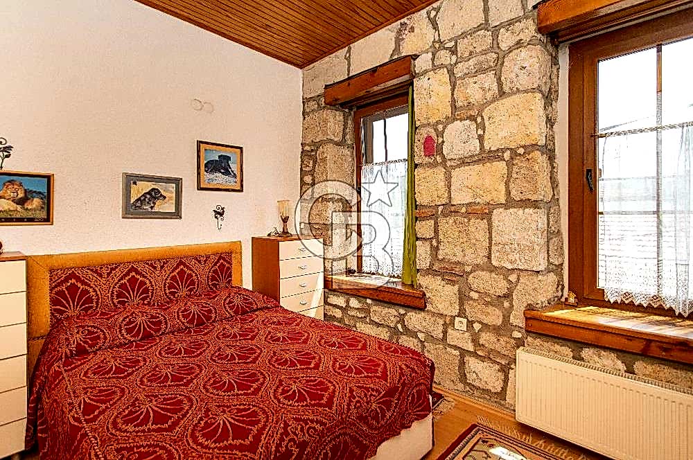 Foça'da Satılık Restorasyonlu Masrafsız Taş Ev
