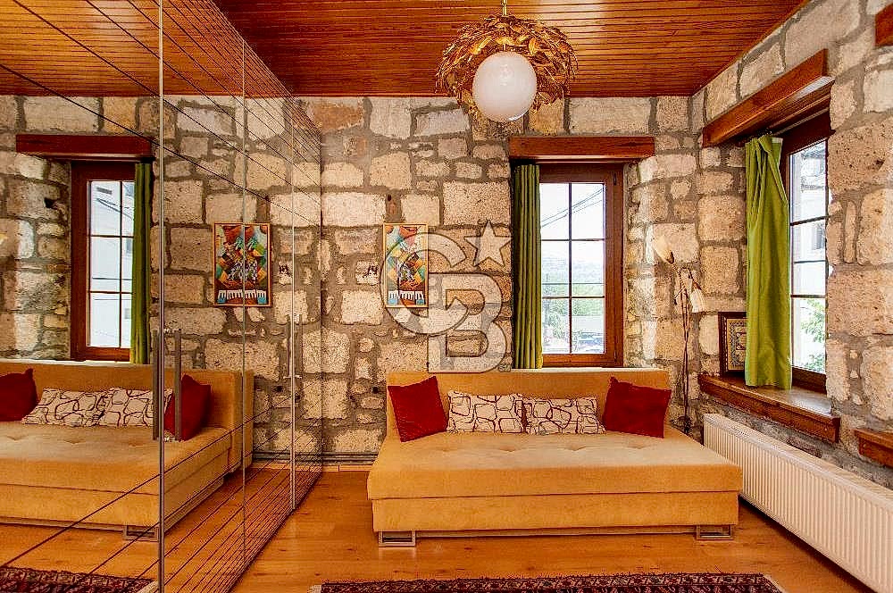 Foça'da Satılık Restorasyonlu Masrafsız Taş Ev