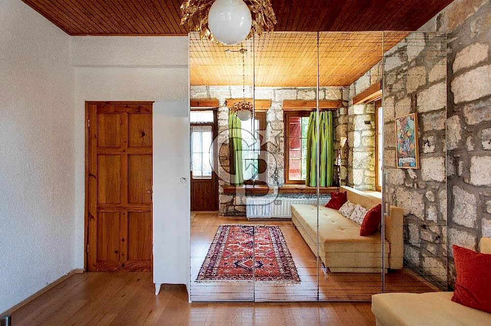 Foça'da Satılık Restorasyonlu Masrafsız Taş Ev