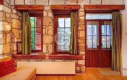 Foça'da Satılık Restorasyonlu Masrafsız Taş Ev