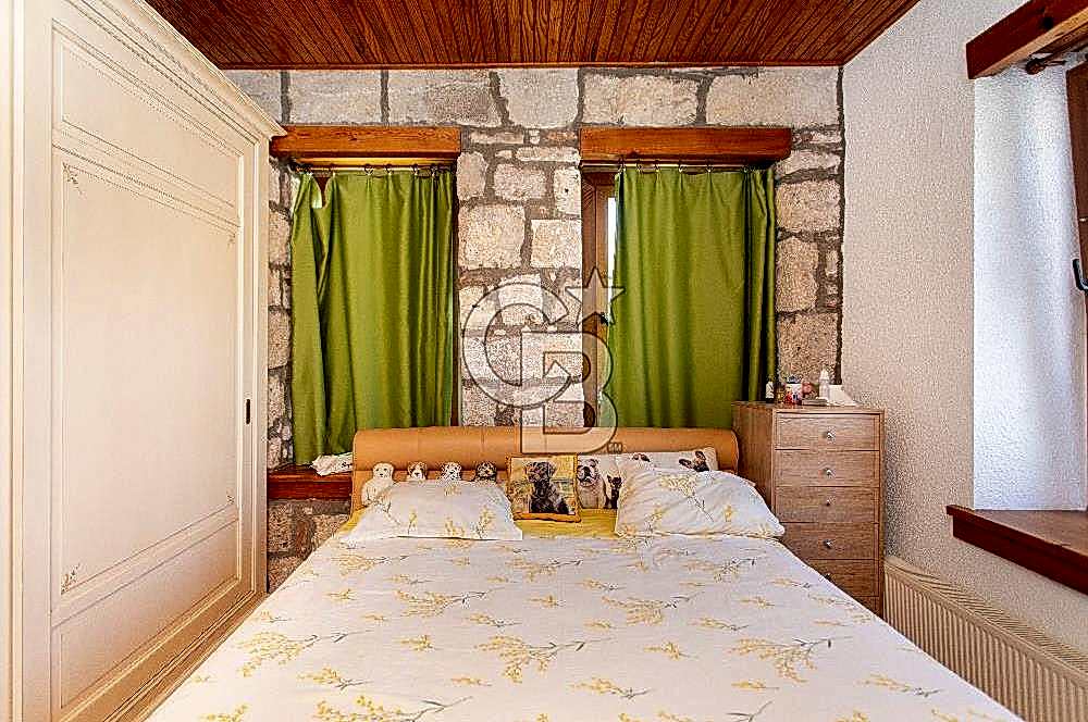 Foça'da Satılık Restorasyonlu Masrafsız Taş Ev