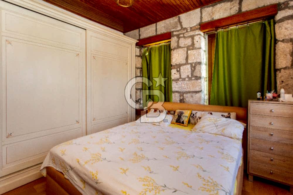 Foça'da Satılık Restorasyonlu Masrafsız Taş Ev