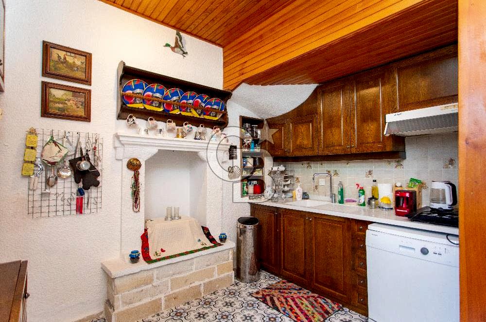 Foça'da Satılık Restorasyonlu Masrafsız Taş Ev
