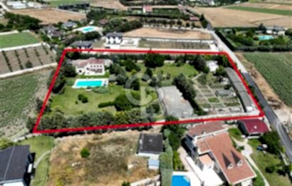 ÇATALCA DA 9 DÖNÜM PRESTİJLİ EŞSİZ HAVUZLU VİLLA