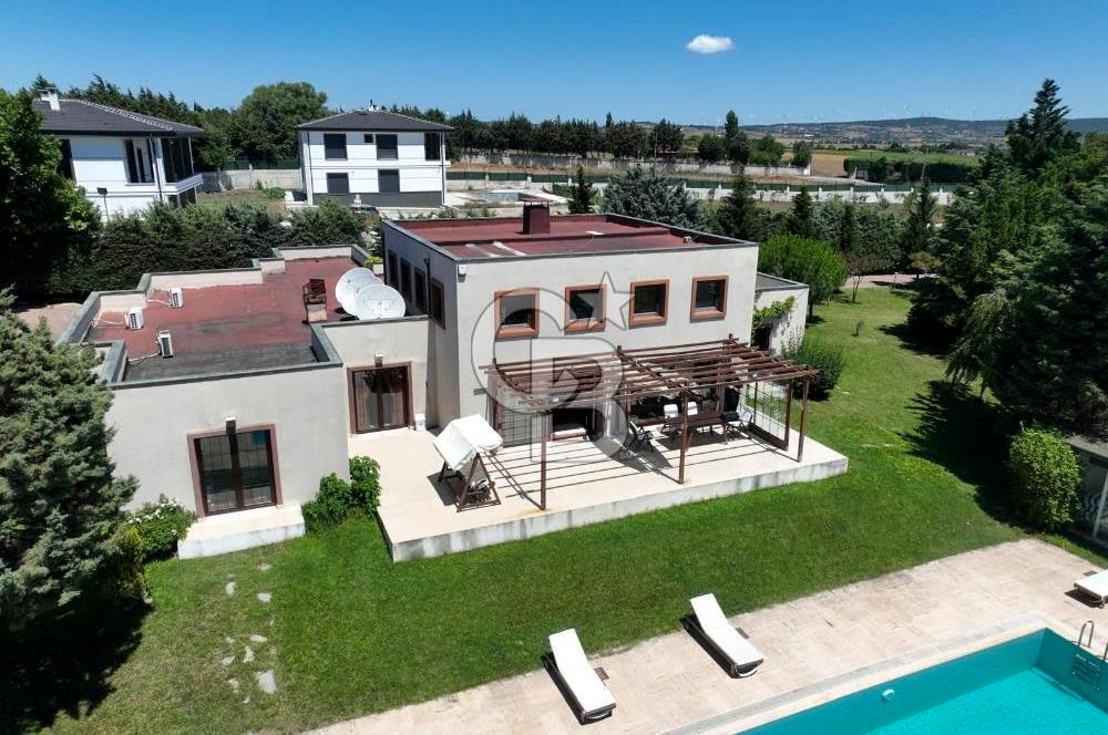 ÇATALCA DA 9 DÖNÜM PRESTİJLİ EŞSİZ HAVUZLU VİLLA